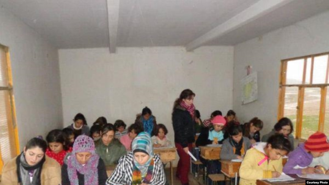 Suriyaning Amuda shahrida kurd bolalari ona tilini o'rganmoqda 