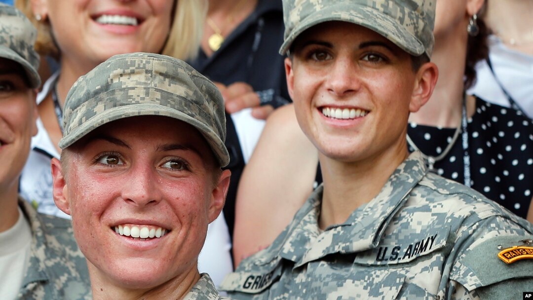 Letnan Satu Shaye Haver (kiri) dan Kapten Kristen Griest berpose dengan alumni West Point perempuan lainnya setelah upacara kelulusan sekolah Ranger di Fort Benning, Georgia, AS (21/8).