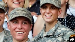 Letnan Satu Shaye Haver (kiri) dan Kapten Kristen Griest berpose dengan alumni West Point perempuan lainnya setelah upacara kelulusan sekolah Ranger di Fort Benning, Georgia, AS (21/8).