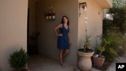 ইদিত হেরেল সেগাল, যিনি গাজা উপত্যকার এক ফিলিস্তিনি শিশুকে তাঁর কিডনি দান করেছেন, উত্তর ইসরাইলের এশারে তার বাড়িতে প্রতিকৃতি বানানোর জন্য পোজ দিয়েছেন।১৩ জুলাই ২০২১।