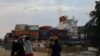 Sebuah kapal kargo melintasi Terusan Suez terusan Suez sehari setelah "Ever Given", kapal kontainer besar yang terjebak di terusan Suez selama berhari-hari berhasil dibebaskan, Selasa (30/3), 