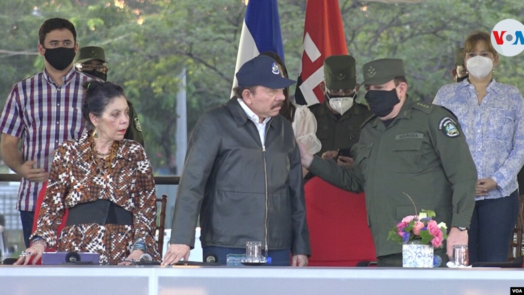 De izquierda a derecha- Rosario Murillo, Daniel Ortega y el jefe del Ejército, Julio César Avilés. Foto archivo VOA.