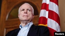 En el pasado, el senador McCain ha sido tratado por melanoma, pero el tumor primario que se le ha descubierto en el cerebro no tiene nada que ver con el cáncer anterior.