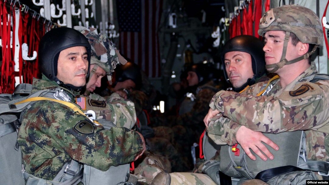 Izvedeni skokovi srpskih i američkih vojnih padobranaca, u Kovinu nedaleko od Beograda, 16. novembra 2017. (Foto: Ministarstvo odbrane Srbije)