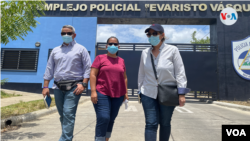 Familiares y abogados de los extrabajadores de la Fundación Chamorro acuden a la Policía Nacional de Nicaragua el 29 de mayo de 2021 a pedir información sobre los detenidos. Foto Houston Castillo, VOA.