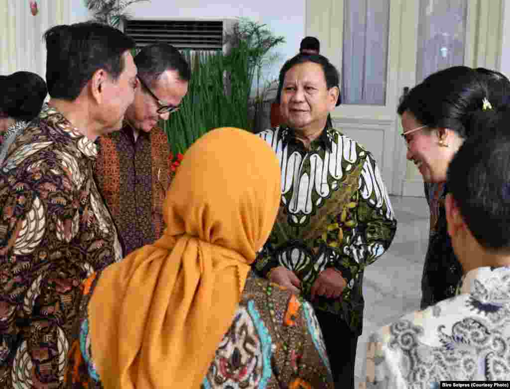 Prabowo Subianto yang terpilih menjadi Menteri Pertahanan berbincang dengan para tamu undangan lainnya sebelum upacara pelantikan di Istana Merdeka, 23 Oktober 2019. (Foto: Biro Setpres)