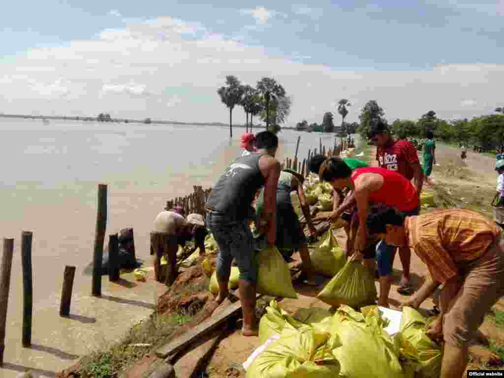 ချင်းတွင်းမြစ်ရေသည် ် (၁၃)နှစ် အတွင်း အမြင့်ဆုံးရေအမှတ်အဖြစ် မုံရွာမြို့တွင် စိုးရိမ်ရေမှတ် (၁,၀၀၀) စင်တီမီတာကိုကျော်လွန်ပြီး (၁,၁၃၅) စင်တီမီတာသို့ ရောက်နေသဖြင့် တာဖို့နေကြပုံ၊ (သြဂုတ် ၂၊ ၂၀၁၅။ ဓာတ်ပုံ/ MOI)