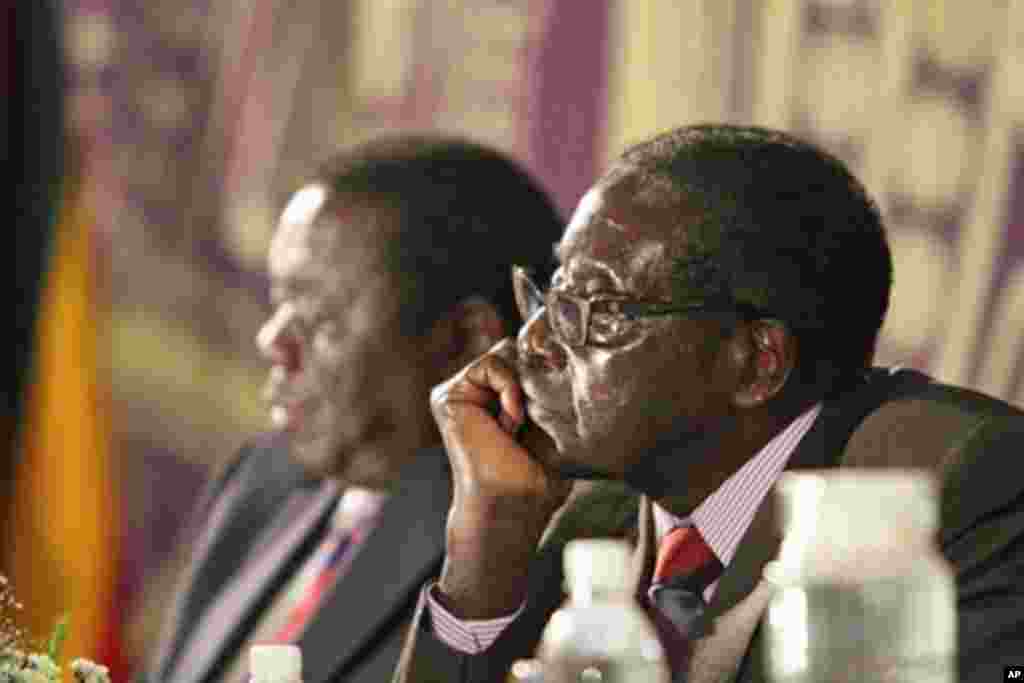 Zimbabwean President Robert Mugabe (r) with Prime Minister Morgan Tsvangirai in Harare, Nov. 11, 2011.