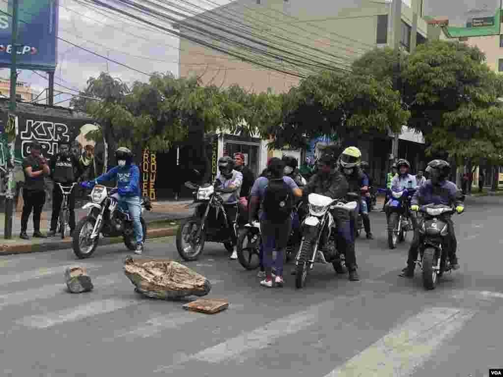 Grandes piedras bloquearon el paso en las distintas calles en donde se realizó la protesta en Cochabamba.