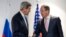 美国国务卿克里和俄罗斯外长拉夫罗夫在瑞士巴塞尔出席欧安组织会议的间隙举行双边会谈。（2014年12月4日）