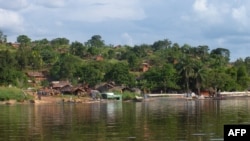 La rivière Ubangi, frontière naturelle entre la République Démocratique du Congo (RDC) et le Congo-Brazzaville, Dongo, le 27 septembre 2011.