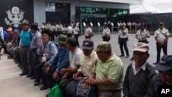 Veteranos de la guerra civil se reúnen frente a la embajada de Estados Unidos en la ciudad de Guatemala, el miércoles 26 de junio de 2024. 