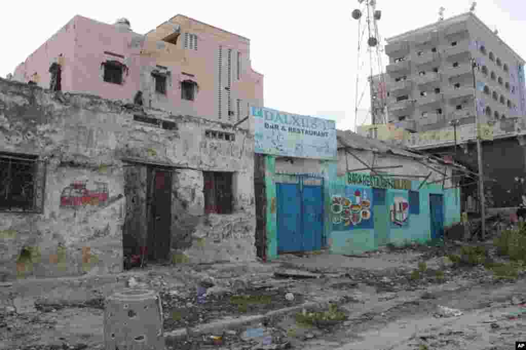 A building destroyed in the fighting of Somalia's conflict (VOA - P. Heinlein)