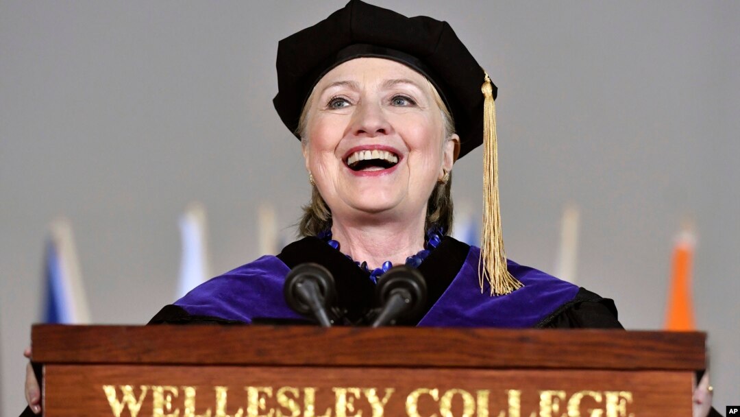 Bà Hillary Clinton đọc bài diễn văn trong buổi lễ tốt nghiệp của những sinh viên tại Đại học Wellesley toàn nữ hôm thứ Sáu, ngày 26 tháng 5, 2017 ở thành phố Wellesley, bang Massachusetts.