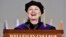 Bà Hillary Clinton đọc bài diễn văn trong buổi lễ tốt nghiệp của những sinh viên tại Đại học Wellesley toàn nữ hôm thứ Sáu, ngày 26 tháng 5, 2017 ở thành phố Wellesley, bang Massachusetts.