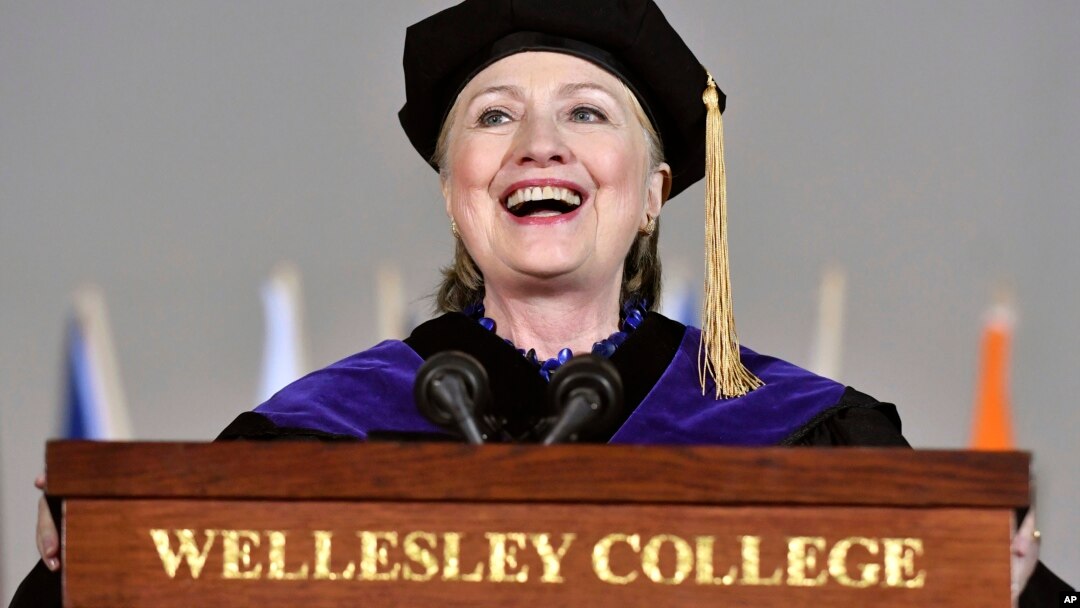 Mantan Menlu AS Hillary Clinton memberikan pidato pada hari wisuda perguruan tinggi Wellesley, hari Jumat (26/5).