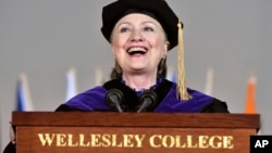 Mantan Menlu AS Hillary Clinton memberikan pidato pada hari wisuda perguruan tinggi Wellesley, hari Jumat (26/5).