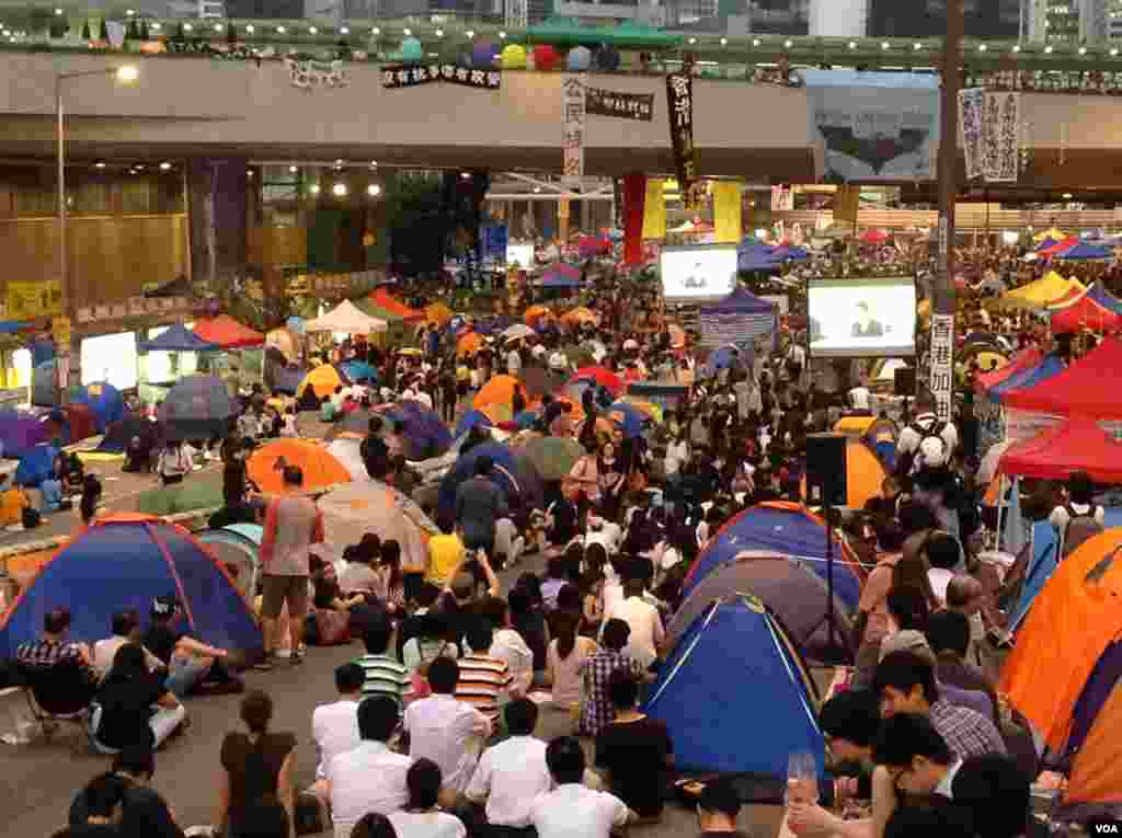 數以千計的學生和市民在金鐘雨傘廣場聲援學聯代表 (美國之音圖片/海彥拍攝) 