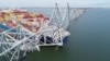 Pogled dronom na teretni brod Dali, koji se srušio na most Francis Scott Key, uzrokujući njegovo urušavanje, u Baltimoru