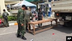 Nhân viên điều tra đang làm việc tại hiện trường một vụ nổ thuộc thành phố du lịch Hua Hin, cách thủ đô Bangkok 240 km, thứ 6 ngày 12 tháng 08 năm 2016. (AP /Jerry Harmer)
