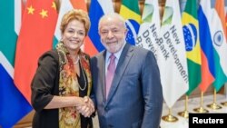 El presidente brasileño, Luiz Inácio Lula da Silva, posa para una foto con su predecesora Dilma Rousseff, quien tomó posesión de la presidencia del Nuevo Banco de Desarrollo en Shánghai, China, el 13 de abril de 2023.