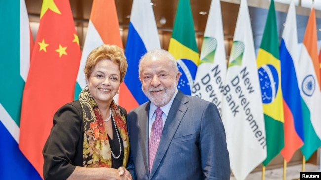 盧拉與新開發銀行行長、巴西前總統迪爾瑪·羅塞夫（Dilma Rousseff）4月13日在上海。