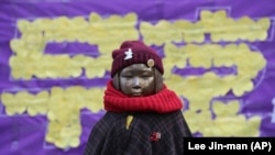 Sebuah patung yang mewakili budak seks terlihat di dekat Kedutaan Besar Jepang di Seoul, Korea Selatan, Kamis, 28 Desember 2017. (Foto: AP/Lee Jin-man)