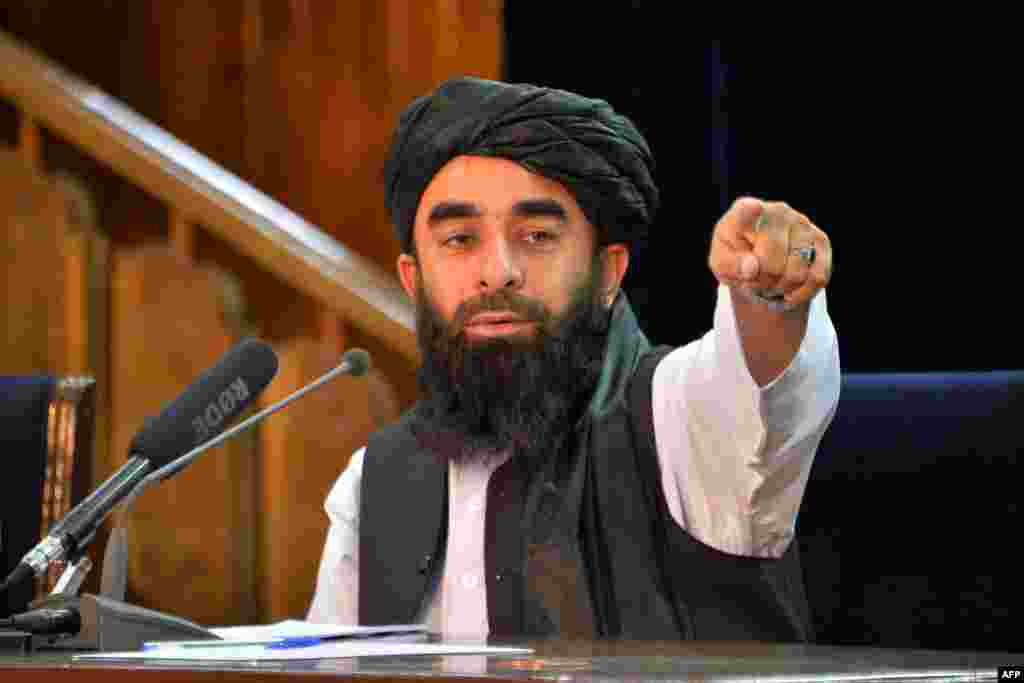 자비훌라 무자히드 탈레반 대변인이 카불에서 기자회견을 했다.
