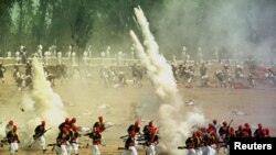 Cadetes mexicanos hacen una representación de la histórica batalla