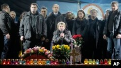 La ex primera ministra Yulia Tymoshenko habla a la multitud reunida en Kiev, Ucrania.