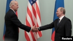 2011年3月10日拜登訪問莫斯科時與俄羅斯總統普京(右)見面資料照。