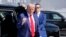 Calon presiden dari Partai Republik, mantan Presiden Donald Trump, memberi isyarat saat tiba di Bandara Internasional Harry Reid untuk menaiki pesawat setelah perjalanan kampanye, Sabtu, 14 September 2024, di Las Vegas. (Foto: AP)