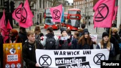 Para aktivis lingkungan hidup dari Extinction Rebellion berdemonstrasi di luar tempat pagelaran Pekan Fesyen London, Inggris, Sabtu, 15 Februari 2020. (Foto: Reuters)