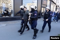 Privođenje aktivista poslije incidenata ispred gradske uprave Beograda. (Foto: REUTERS/Djordje Kojadinovic)