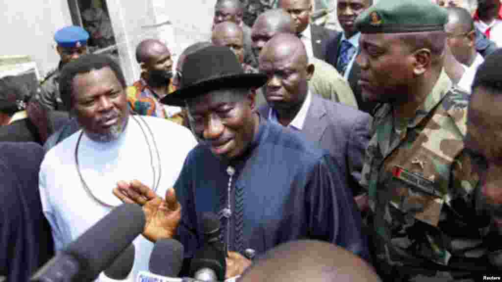 Nigeria&#39;s President Goodluck Jonathan speaks to the media during a visit to This Day newspaper in Abuja April 28, 2012.