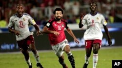 Mohamed Salah à la lutte pour le ballon contre le Delvin N'Dinga et Tobias Badila lors du match de qualification de la Coupe du Monde 2018 au stade Borg El Arab à Alexandrie, en Egypte, le 8 octobre 2017 .
