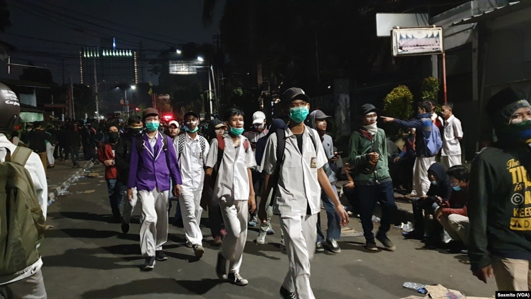 Kericuhan kembali terjadi di sejumlah titik saat mahasiswa, pelajar dan buruh menggelar aksi di sekitar Gedung DPR, Jakarta Pusat, Senin (30/9). (Foto: VOA/Sasmito)