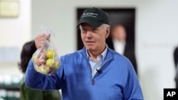 Presiden AS Joe Biden bekerja menjadi sukarelawan di Philabundance, organisasi bantuan untuk kelaparan, dalam rangka peringatan Hari Martin Luther King, Jr., di Philadelphia pada 15 Januari 2024. (Foto: AP/Evan Vucci)