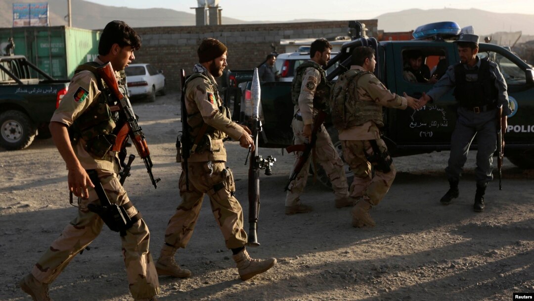 Lực lượng an ninh Afghanistan đến hiện trường sau một vụ tấn công ở Kabul, ngày 10/6/2013. 