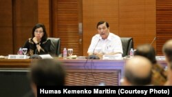 Menko Kemaritiman Luhut Binsar Pandjaitan (kanan) didampingi Menteri Keuangan Sri Mulyani Indrawati (kiri) memimpin rapat persiapan pertemuan tahunan IMF-WB di Kementerian Keuangan, Jakarta, Senin, 17 September 2018. (Foto: Humas Kemenko Maritim)