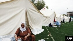 Người sống sót sau trận động đất nấu nướng bên ngoài túp lều ở Ercis, thành phố Van, Thổ Nhĩ Kỳ, ngày 27/10/2011