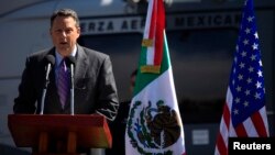 Embajador estadounidense John Feeley, durante una ceremonia en la Secretaria de Defensa Nacional en la Ciudad de México, el 8 de noviembre de 2010. 