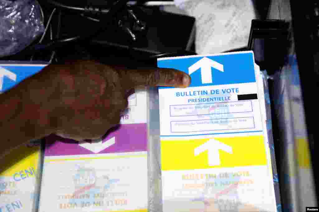 Mtumishi wa CENI akichapisha cheti cha kupiga kura kabla ya kituo kufunguliwa mjini Kinshasa, DRC, Dec. 30, 2018.