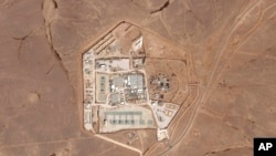 ARCHIVO - Esta imagen satelital de la compañía Planet Labs PBC muestra una base militar estadounidense conocida como Torre 22 en el noreste de Jordania, el 12 de octubre de 2023