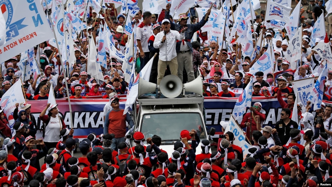 Ribuan buruh dari berbagai organisasi menggelar aksi di dekat Monas, Jakarta Pusat memperingati Hari Buruh Internasional, Rabu 1 Mei 2019. 