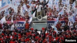 Ribuan buruh dari menggelar aksi di dekat Monas, Jakarta Pusat pada Demonstrasi Hari Buruh Internasional, Rabu 1 Mei 2019 (foto: dok). 