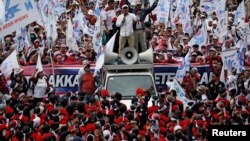 Ribuan buruh menggelar aksi di dekat Monas, Jakarta Pusat memperingati Hari Buruh Internasional, Rabu 1 Mei 2019. Aparat menghambat aksi May Day 2019 dengan melarang buruh melewati Bundaran HI. 