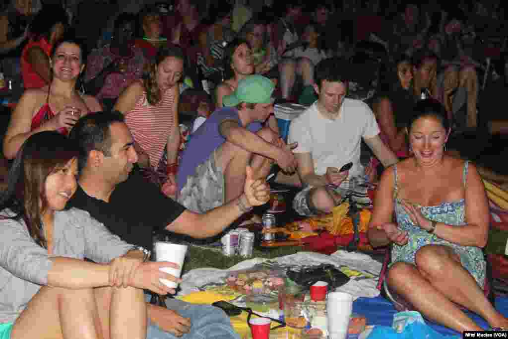 Los asistentes llenaron el espacio verde donde se puede hacer picnic en el Wolf Trap pocos instantes después de que se abrieran las puertas. 