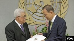 Presiden Palestina, Mahmoud Abbas (kiri) saat menyerahkan permohonan pengakuan Palestina sebagai negara merdeka kepada Sekjen PBB Ban Ki-moon (23/9). Komite PBB kini sedang membahas permohonan Palestina tersebut.