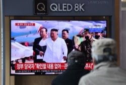 지난해 4월 한국 서울역에 설치된 TV에서 북한 김정은 국무위원장 건강이상설 관련 보도가 나오고 있다.